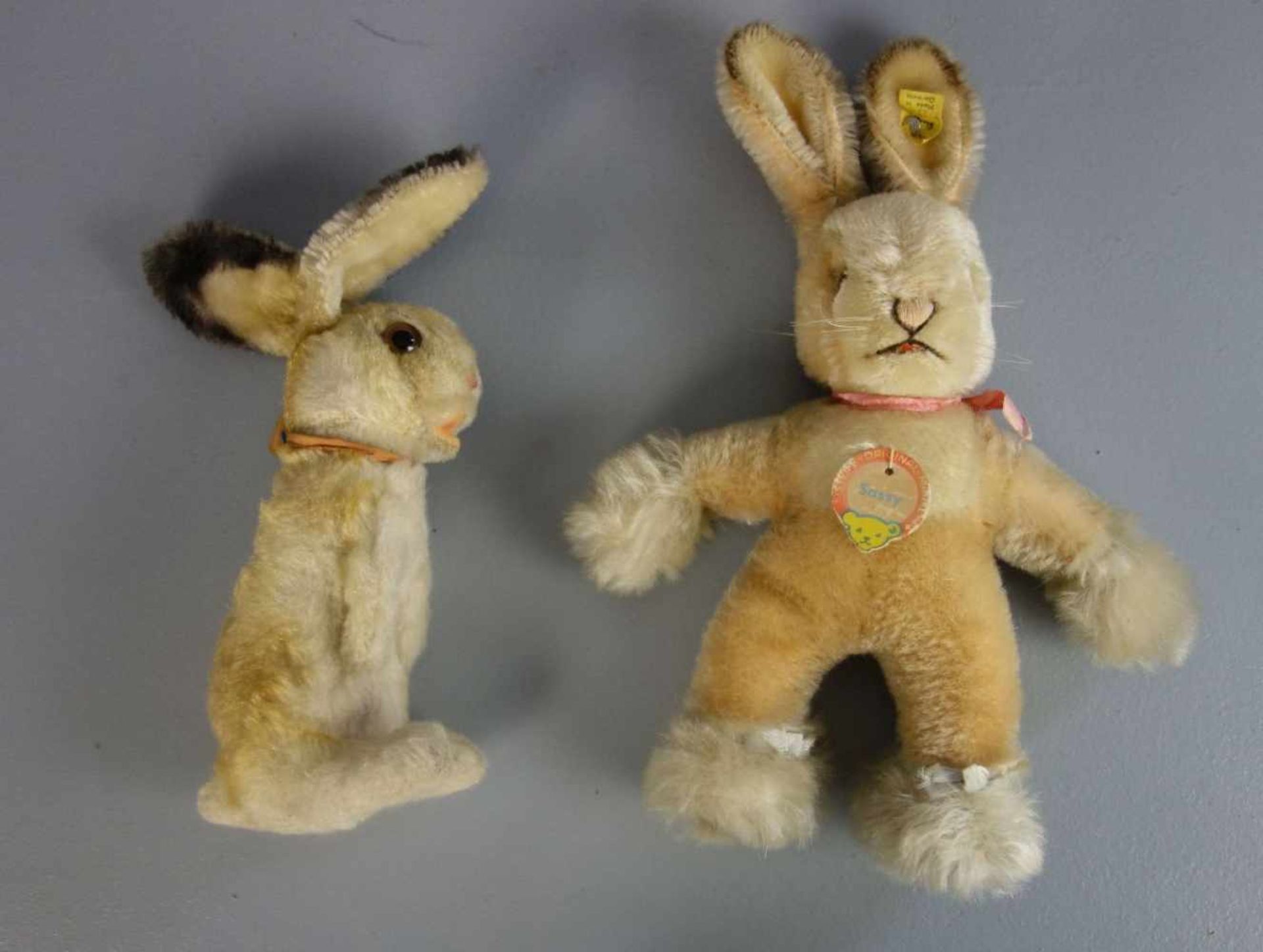 PLÜSCHTIERE / PLÜSCHFIGUREN: 2 Steiff Hasen / two fluffy toy rabbits, 20. Jh., Manufaktur Steiff, - Bild 2 aus 4
