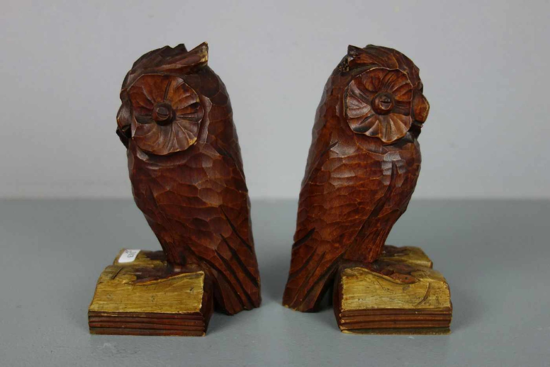 PAAR FIGÜRLICHE BUCHSTÜTZEN / bookends: "Eulen", Holz, geschnitzt und rötlich lasiert. Als - Image 4 of 4