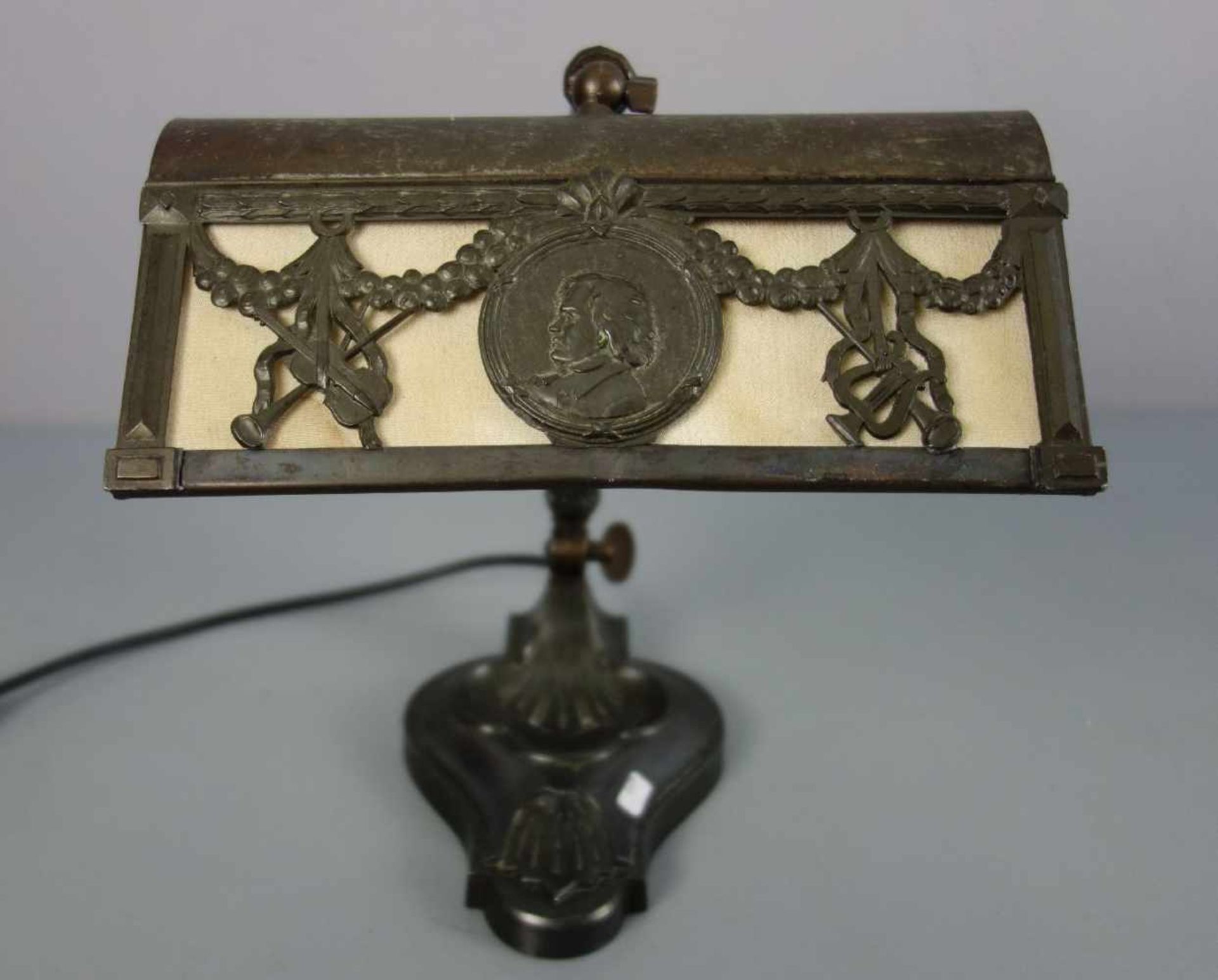 SCHREIBTISCHLAMPE / BIBLIOTHEKSLAMPE, bronziertes Metall mit elfenbeinfarbenem Textilbesatz, - Image 4 of 5