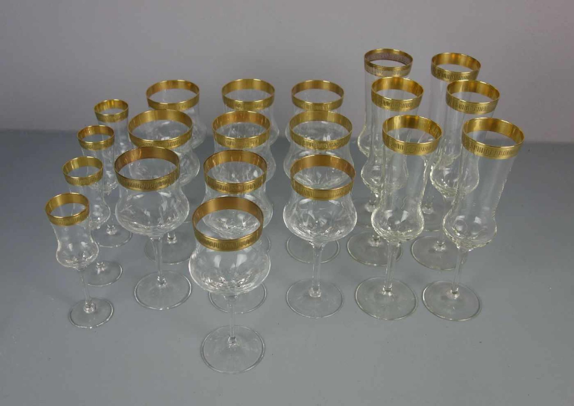 TRINKGLASGARNITUR / GLASSERIE / set of 20 glasses, Mitte 20 Jh.; aufgewölbter Rundstand, unterhalb - Bild 2 aus 4