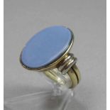 RING / SIEGELRING, 585er Gelbgoldfassung (8,5 g), besetzt mit einem blau-grauen, oval