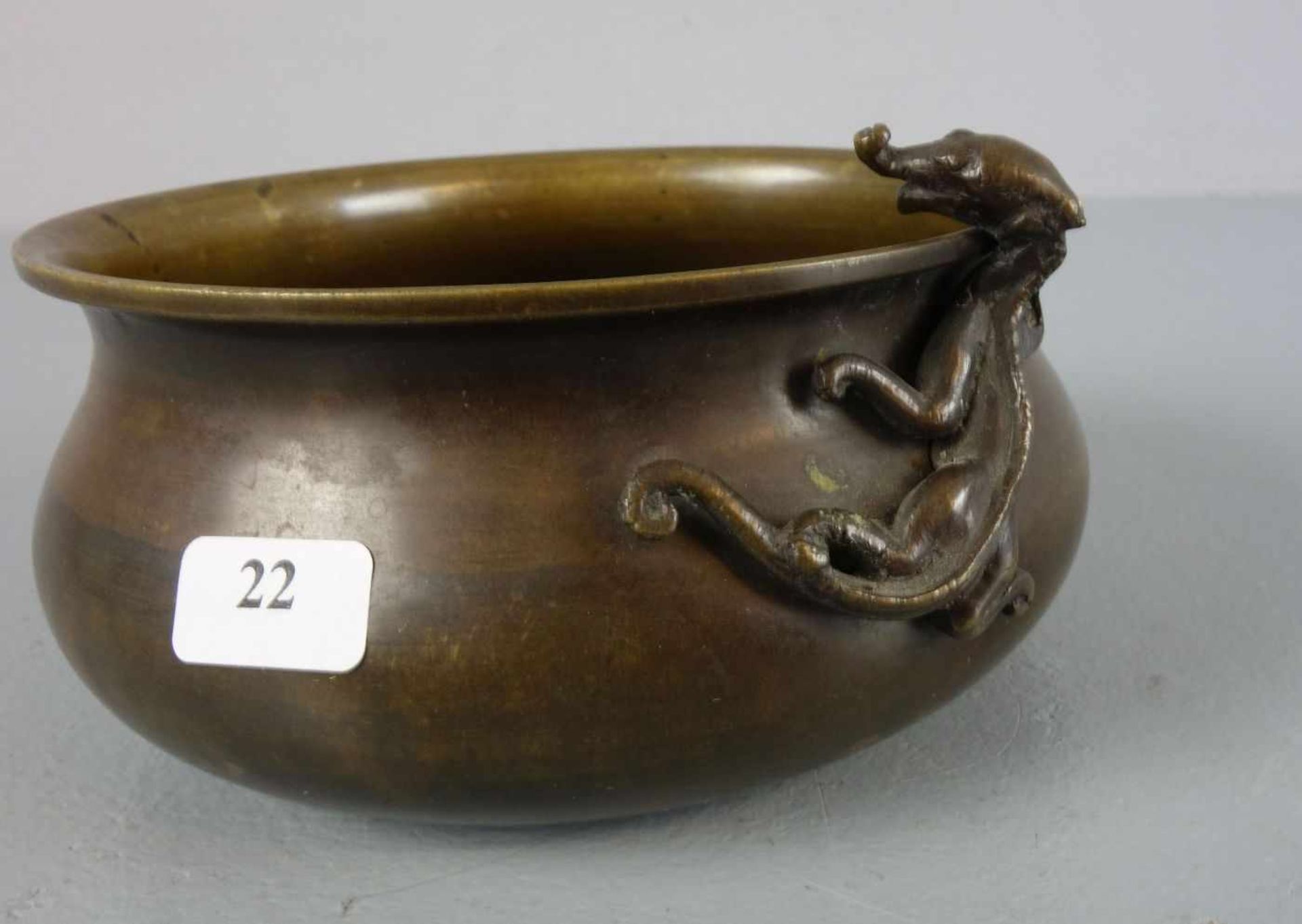 BRONZE - SCHALE mit plastischer Echse / bronze bowl with a lizard. Rundstand, gebauchte Wandung - Image 2 of 4