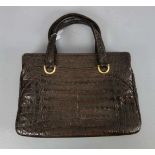 KROKO - HANDTASCHE / handbag, 1960er Jahre, dunkelbraunes Krokodilleder mit Messingmonturen. Leichte