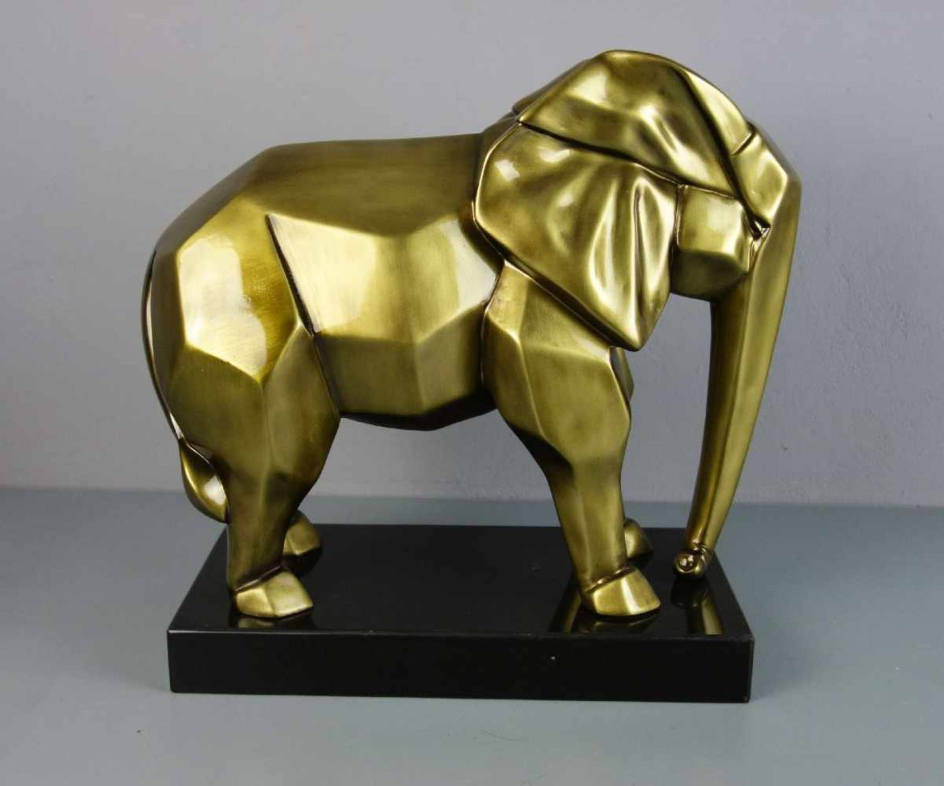 SKULPTUR: "Elefant", Fiberglas, bronzefarben patiniert. In geometrisierenden Formen stilisierter - Image 3 of 4