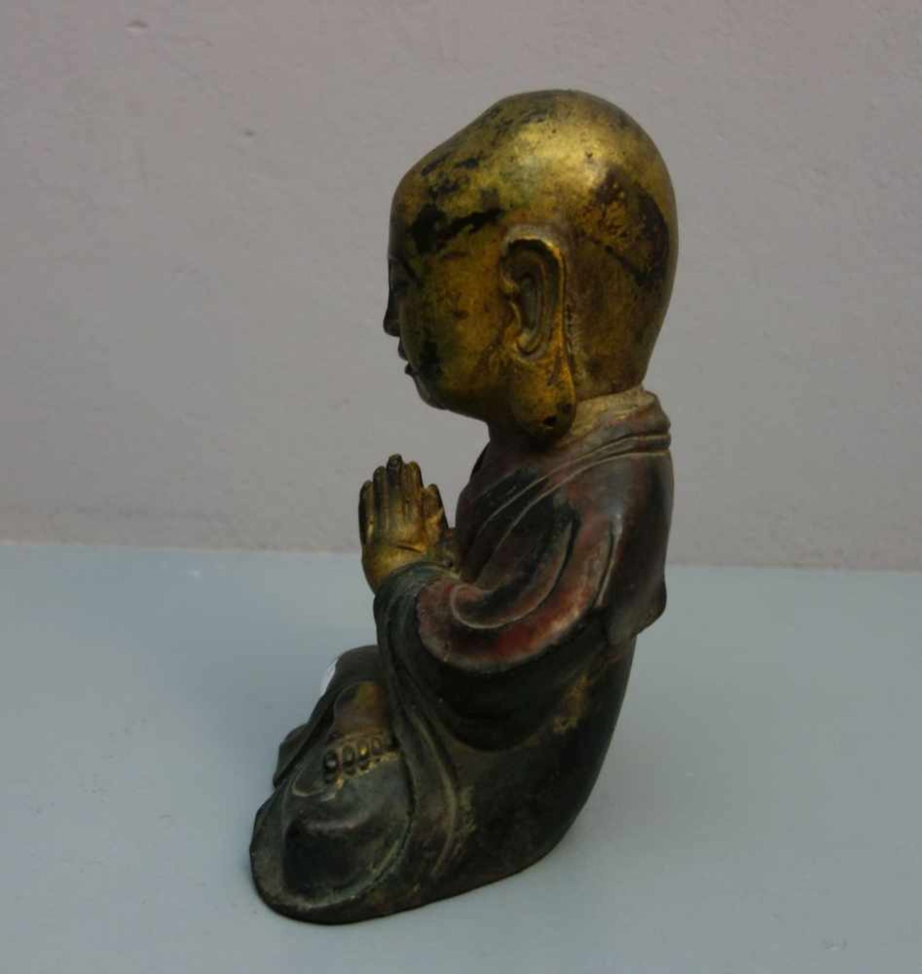 LACHENDER BUDDHA / Glücksbuddha, Bronze, grün, rot und gold patiniert. Im Lotussitz mit - Bild 2 aus 4