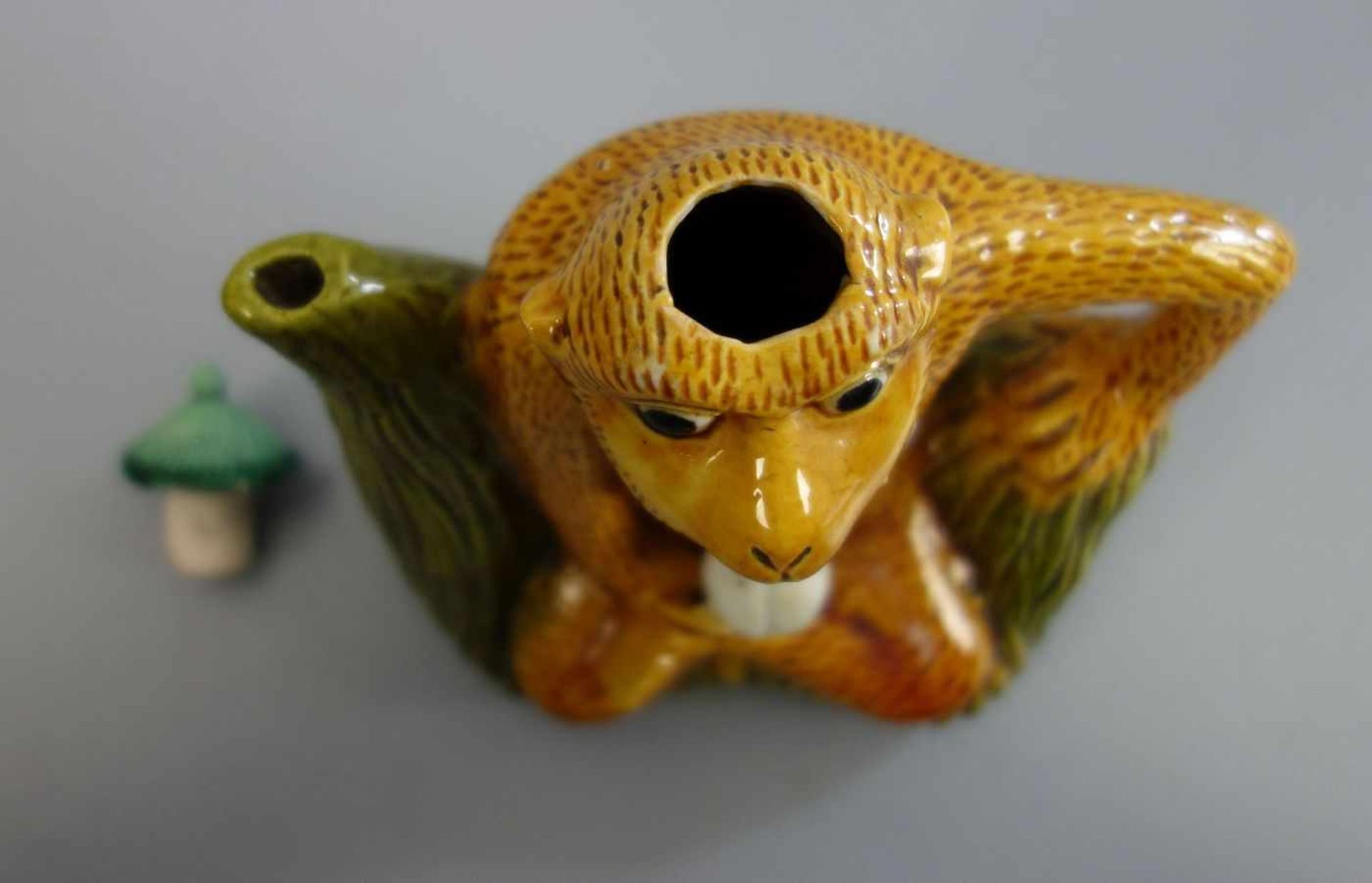 FIGÜRLICHE WEINKANNE / TEEKANNE: "Sitzender Affe" / biscuit wine pot with monkey, China, heller - Bild 5 aus 6