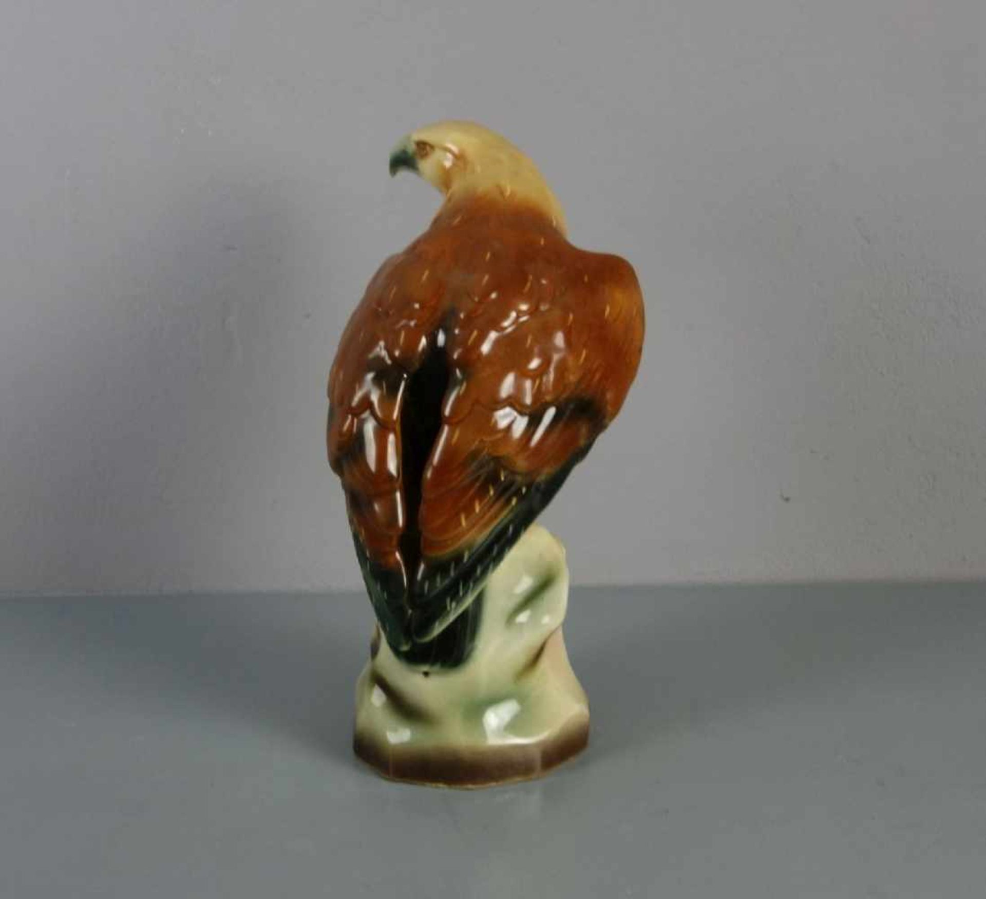 PORZELLANFIGUR / porcelain figure: "Raubvogel / Greifvogel", Weichporzellan, unter dem Stand - Bild 3 aus 5