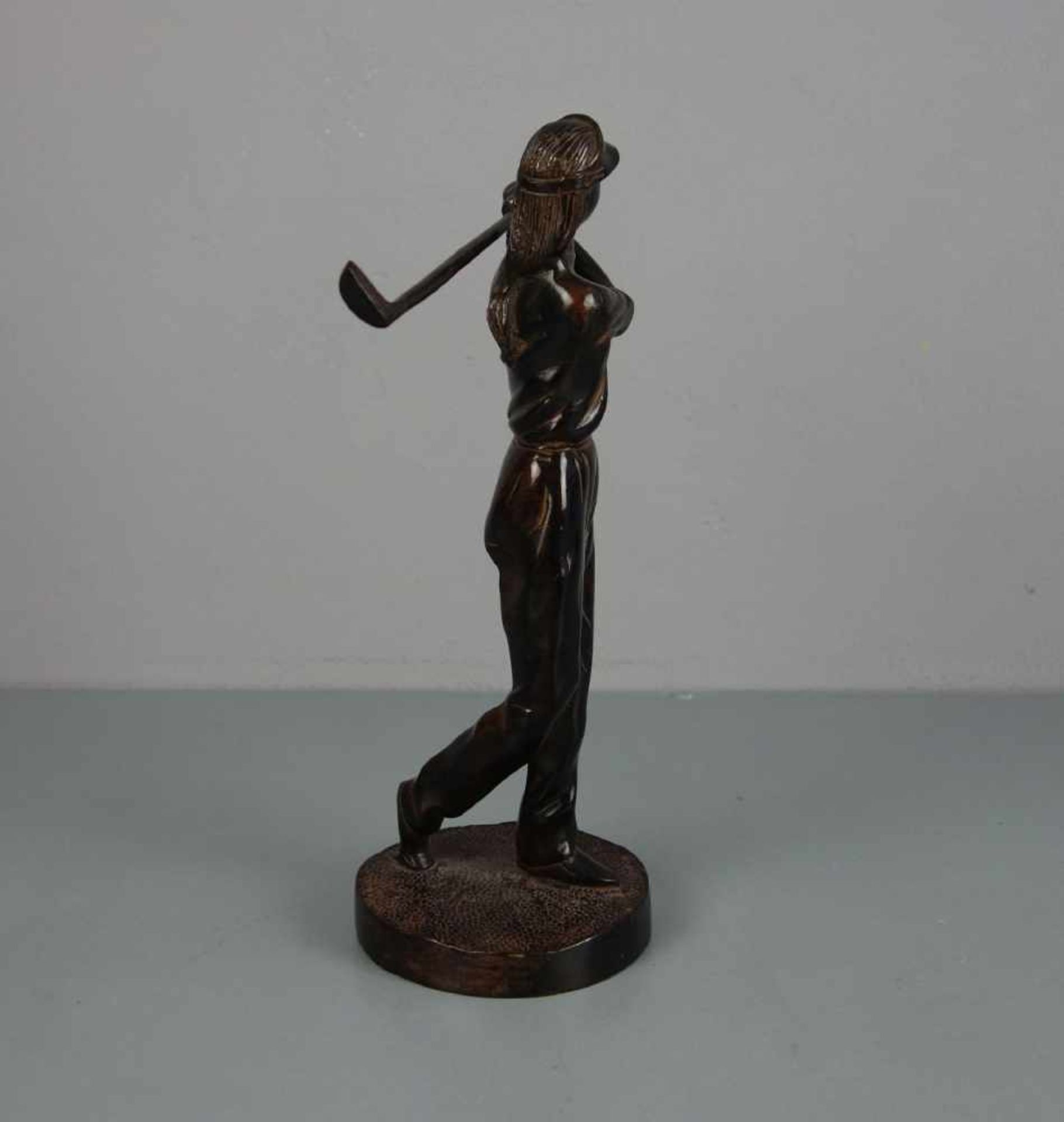 SKULPTUR / sculpture: "Golfspielerin", Bronze, dunkelbraun patiniert mit hellbraunen - Image 4 of 4