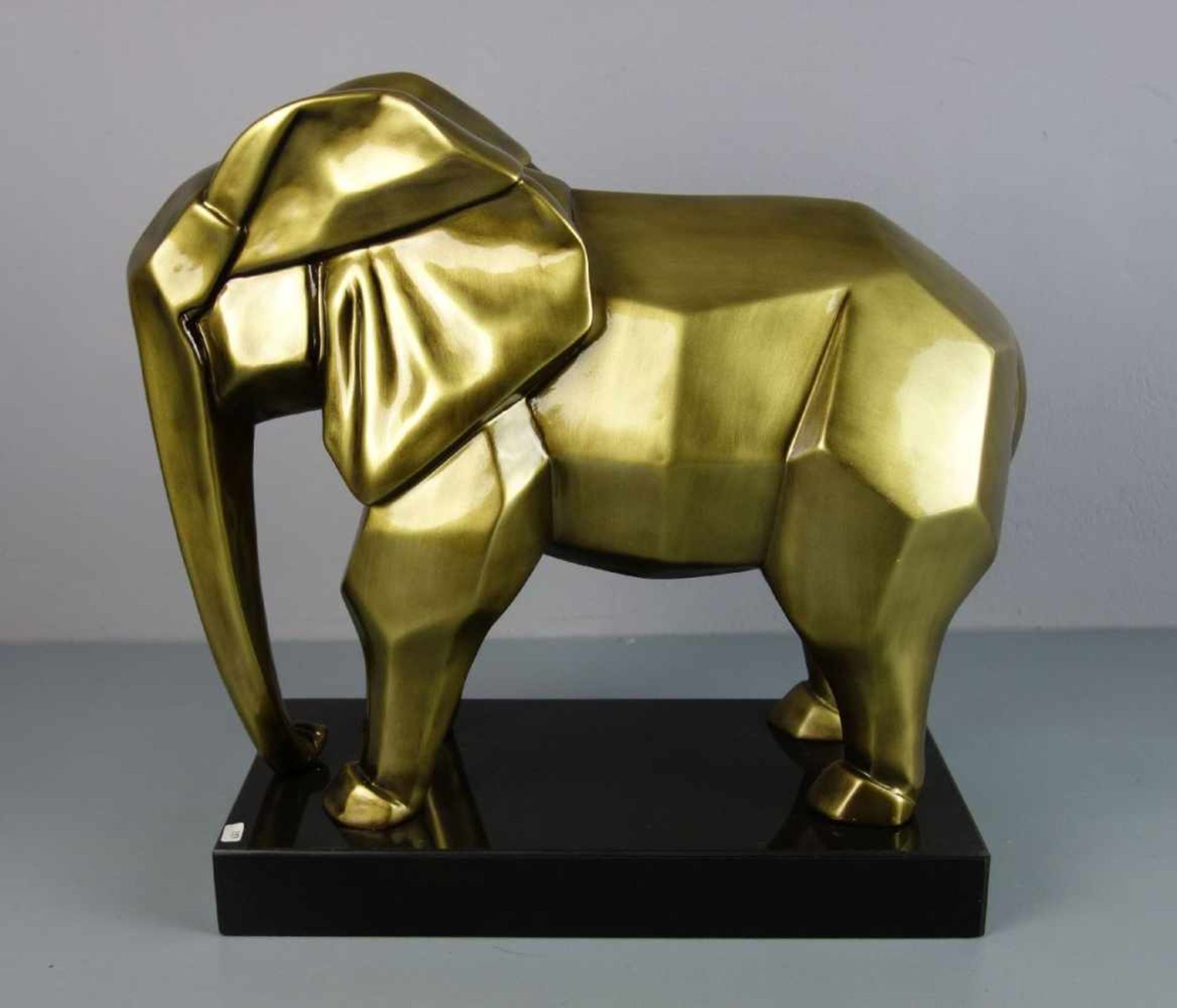 SKULPTUR: "Elefant", Fiberglas, bronzefarben patiniert. In geometrisierenden Formen stilisierter