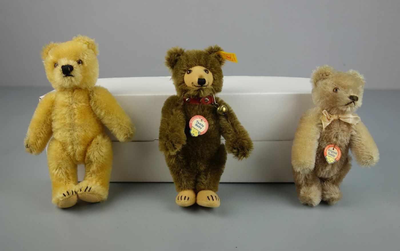 PLÜSCHTIERE / PLÜSCHFIGUREN: 3 Steiff-Teddys / Teddybären / teddy bears, 20. Jh., Manufaktur Steiff.
