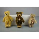 PLÜSCHTIERE / PLÜSCHFIGUREN: 3 Steiff-Teddys / Teddybären / teddy bears, 20. Jh., Manufaktur Steiff.