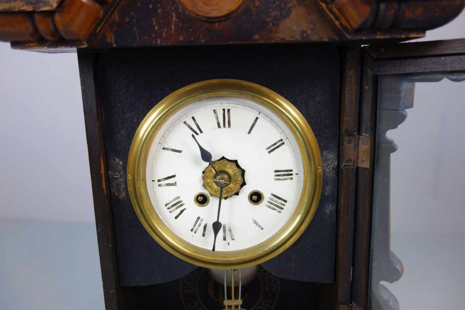 TISCHUHR / table clock, wohl USA, um 1900, architektonischer Holzkorpus mit Dreiecksgiebel und - Image 6 of 6