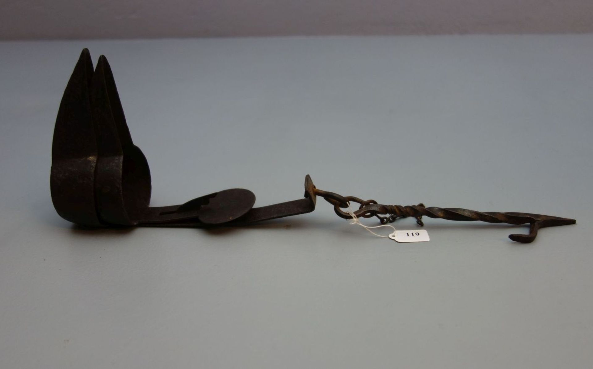 ÖLLAMPE, Eisen, handgeschmiedet, mit 2 Gefäßen, 18. Jh.; Schöpfkellenform mit spitz auslaufendem - Image 2 of 3
