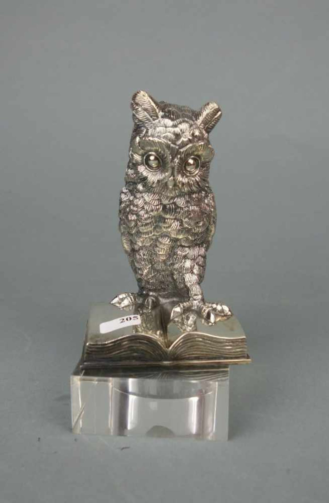 GROSSE SILBERNE VOLLPLASTISCHE EULE AUF EINEM BUCH / silver owl figure, 20. Jh., Sterlingsilber, 331