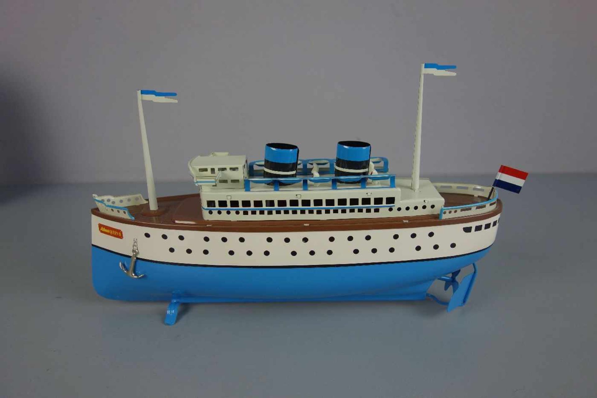 BLECHSPIELZEUG / SCHIFF: Blechdampfer - Schuco Queen II / tin toy ship, 2. H. 20. Jh., Manufaktur - Image 2 of 7