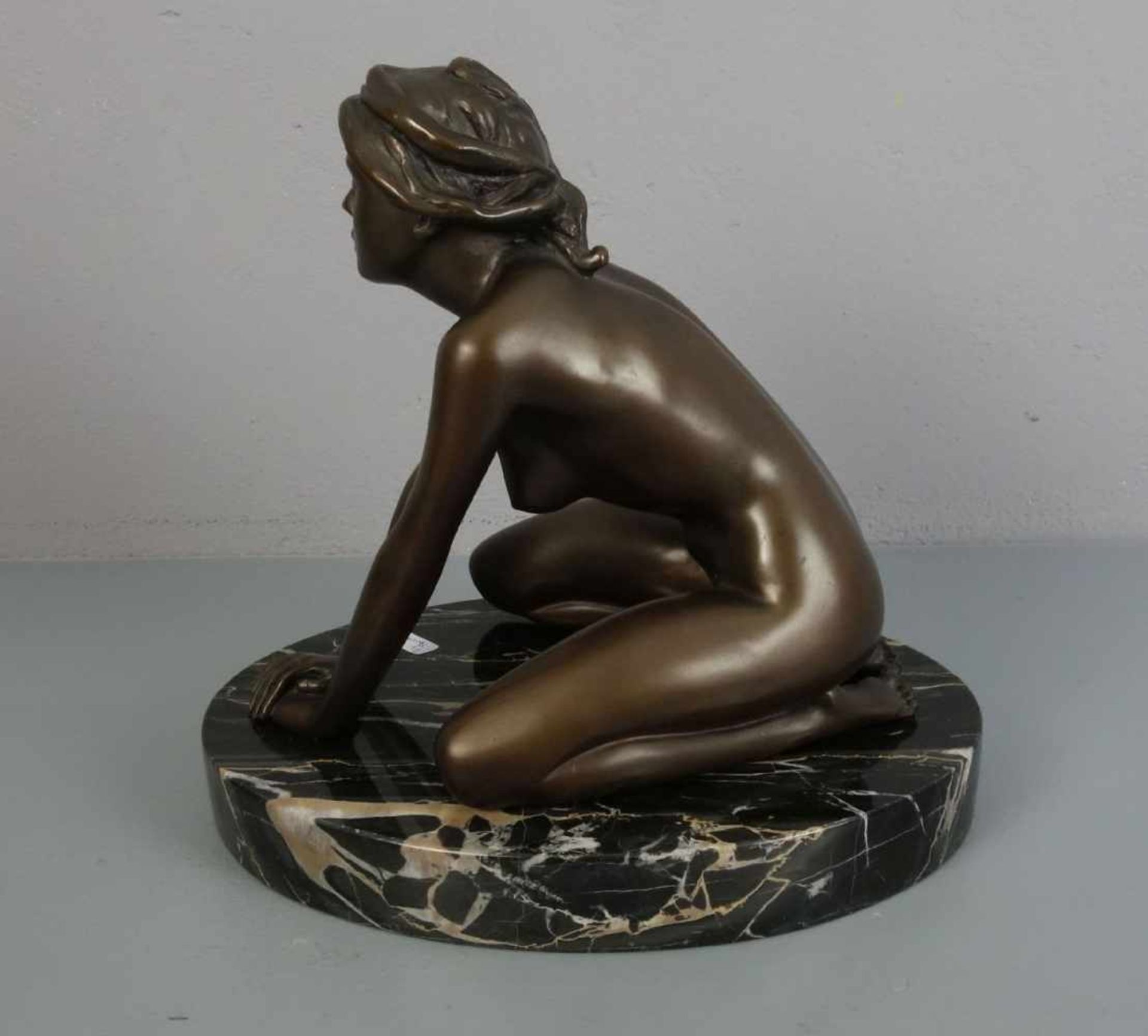 BREKER, ARNO (1900-1991), Skulptur / sculpture: "Kniendes Mädchen", braun patinierte Bronze und - Bild 4 aus 7