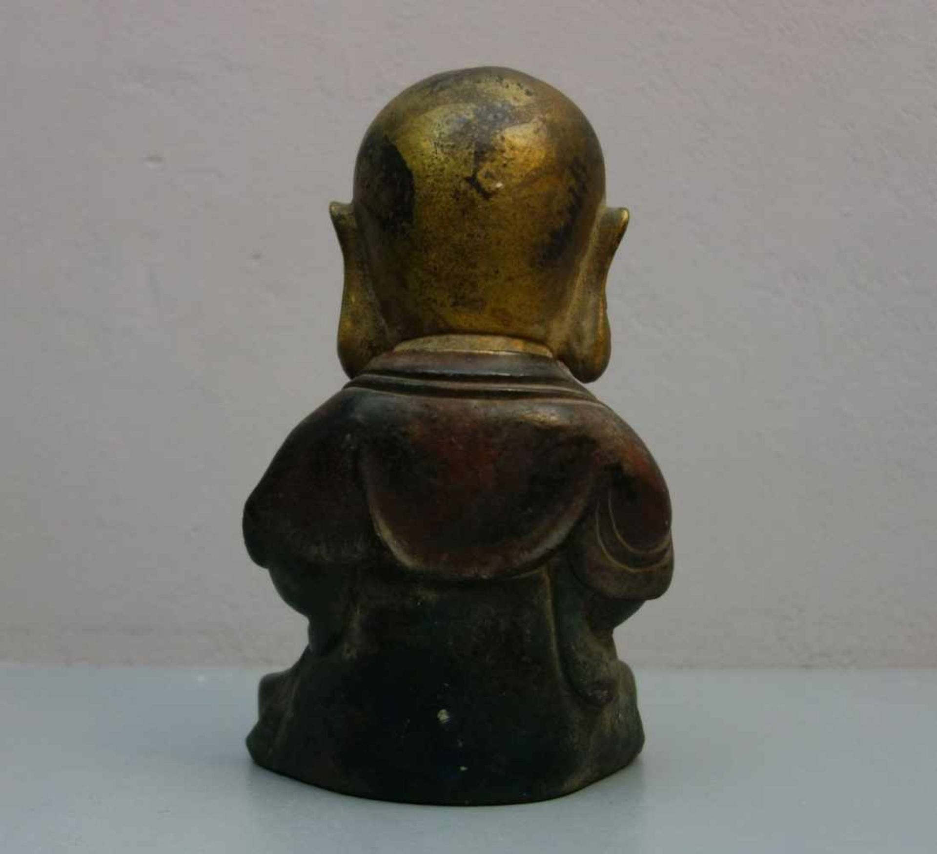 LACHENDER BUDDHA / Glücksbuddha, Bronze, grün, rot und gold patiniert. Im Lotussitz mit - Bild 3 aus 4