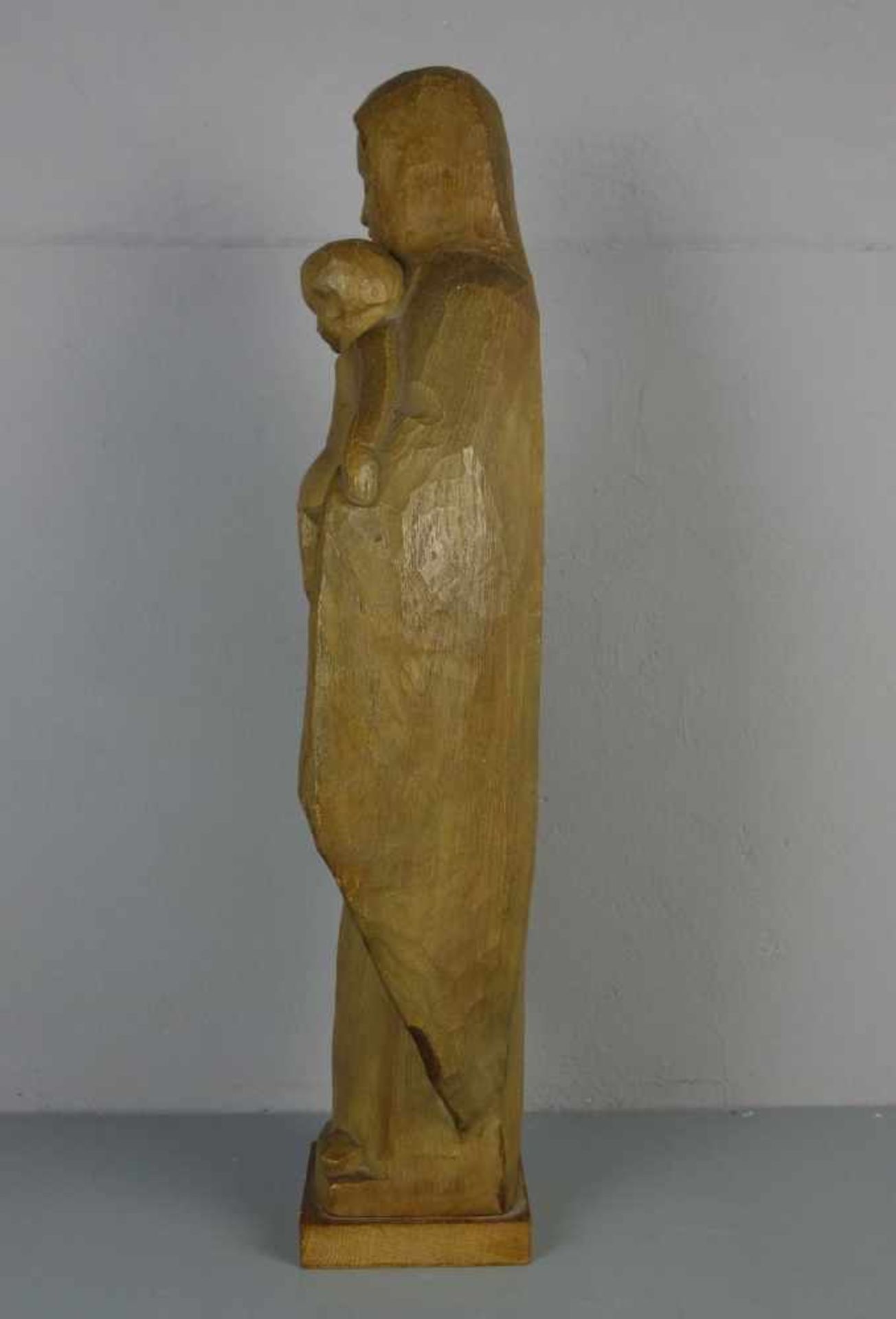 BILDHAUER / BILDSCHNITZER des 20. Jh., Skulptur: "Mutter und Kind" / "Madonna", Eiche, geschnitzt, - Image 2 of 4