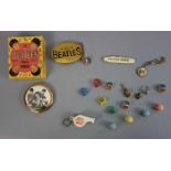 THE BEATLES MERCHANDISE / MEMORABILIA: Gürtelschnalle (Messing, L. 8,2 cm), Puderdose (mit im Deckel