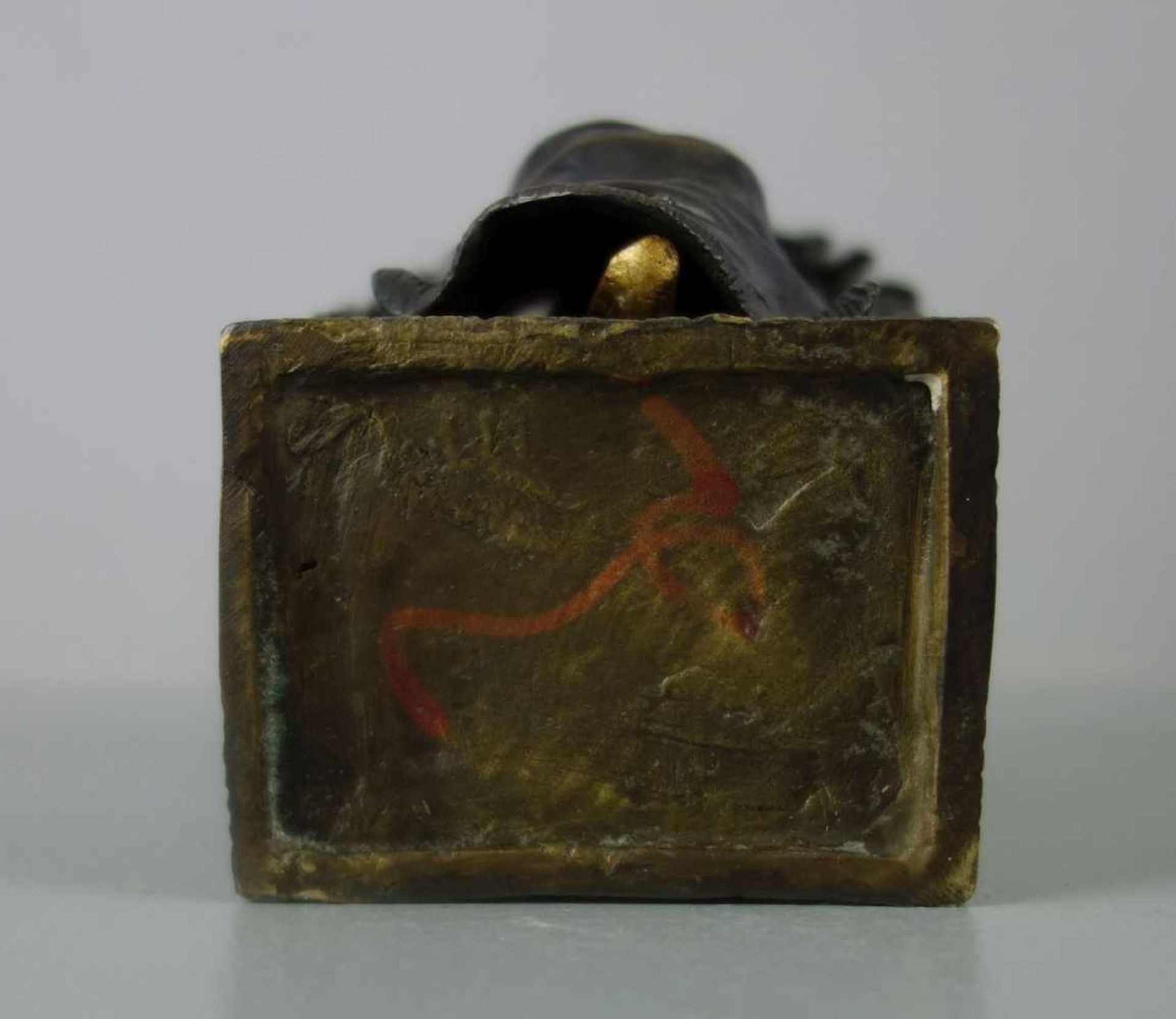 EROTISCHE SKULPTUR: "Weiblicher Akt im Strandkorb", Bronze, mehrteilig gearbeitet, hellbraun und - Image 6 of 6