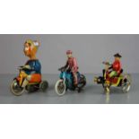DREI BLECHSPIELZEUGE / FAHRZEUGE : DREIRÄDER UND FAHRRAD / tin toy tricycles and bicycle, 20. Jh.,