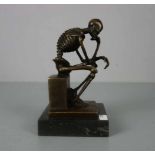 SKULPTUR / sculpture: "Der Denker als Skelett", Bronze, hellbraun patiniert, revers mit