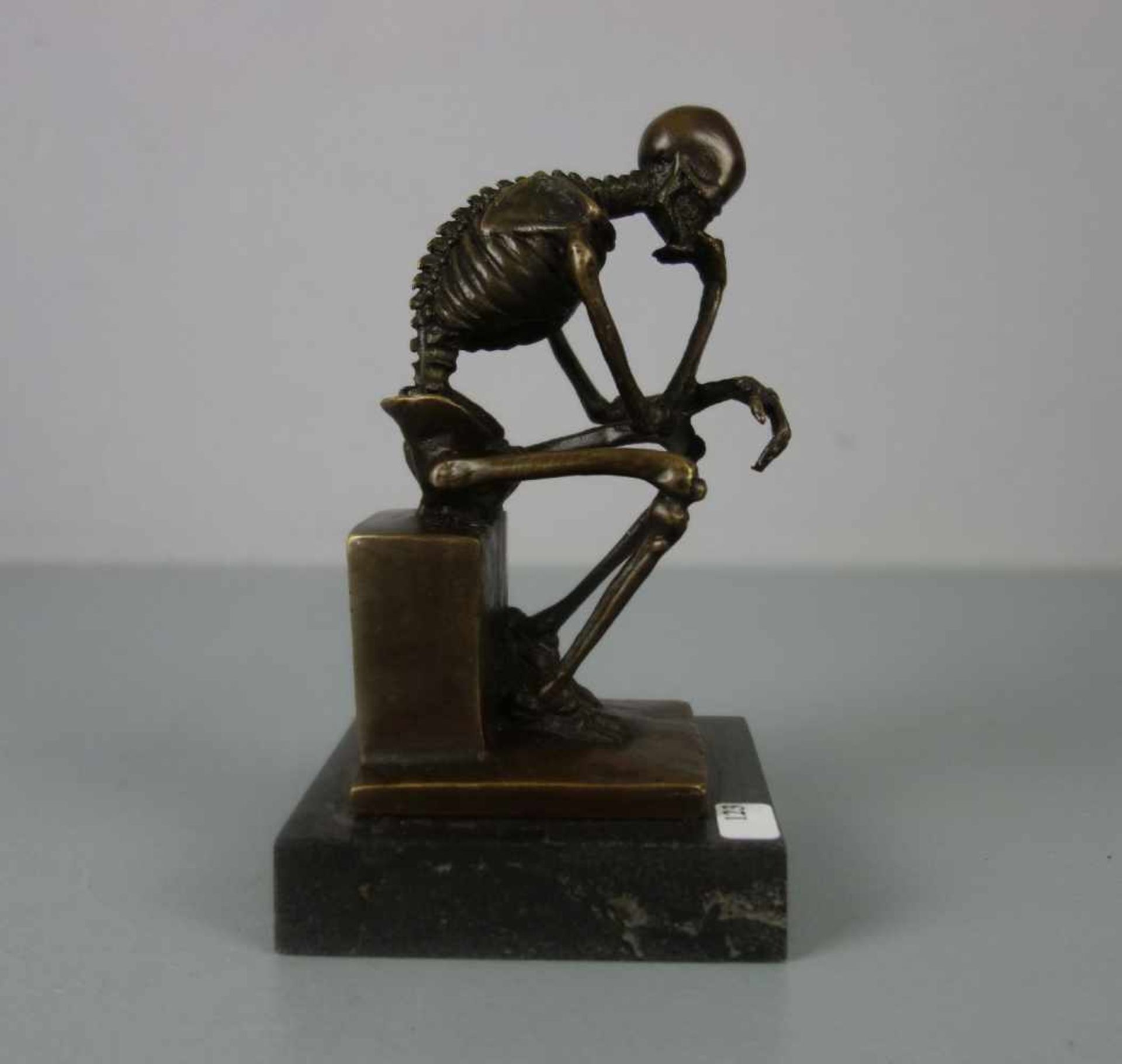 SKULPTUR / sculpture: "Der Denker als Skelett", Bronze, hellbraun patiniert, revers mit