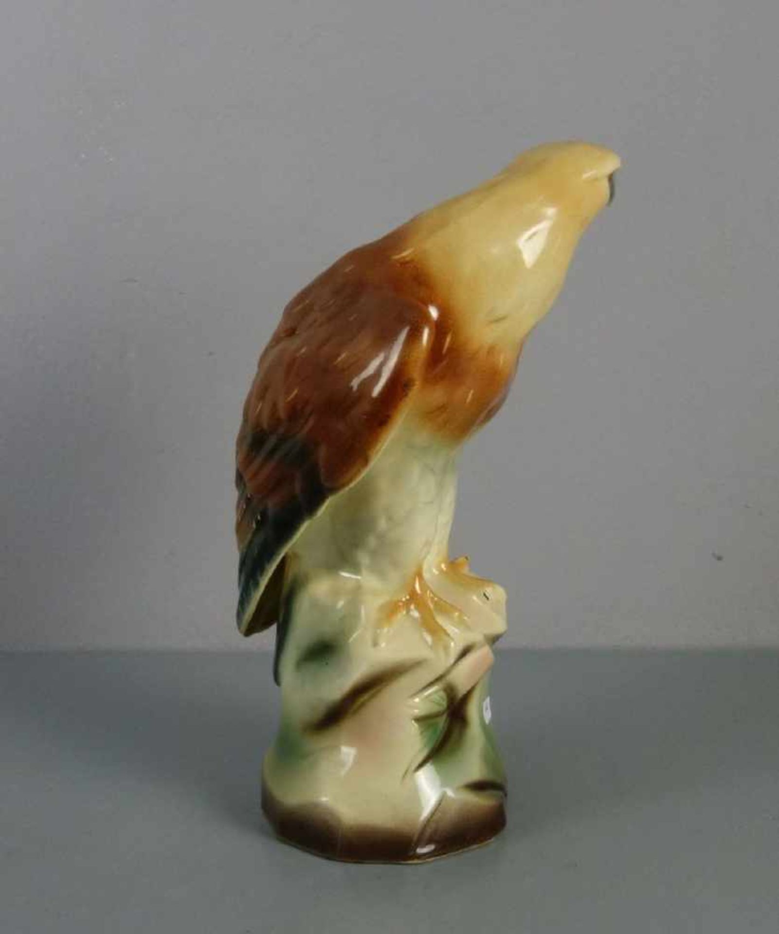 PORZELLANFIGUR / porcelain figure: "Raubvogel / Greifvogel", Weichporzellan, unter dem Stand - Bild 2 aus 5