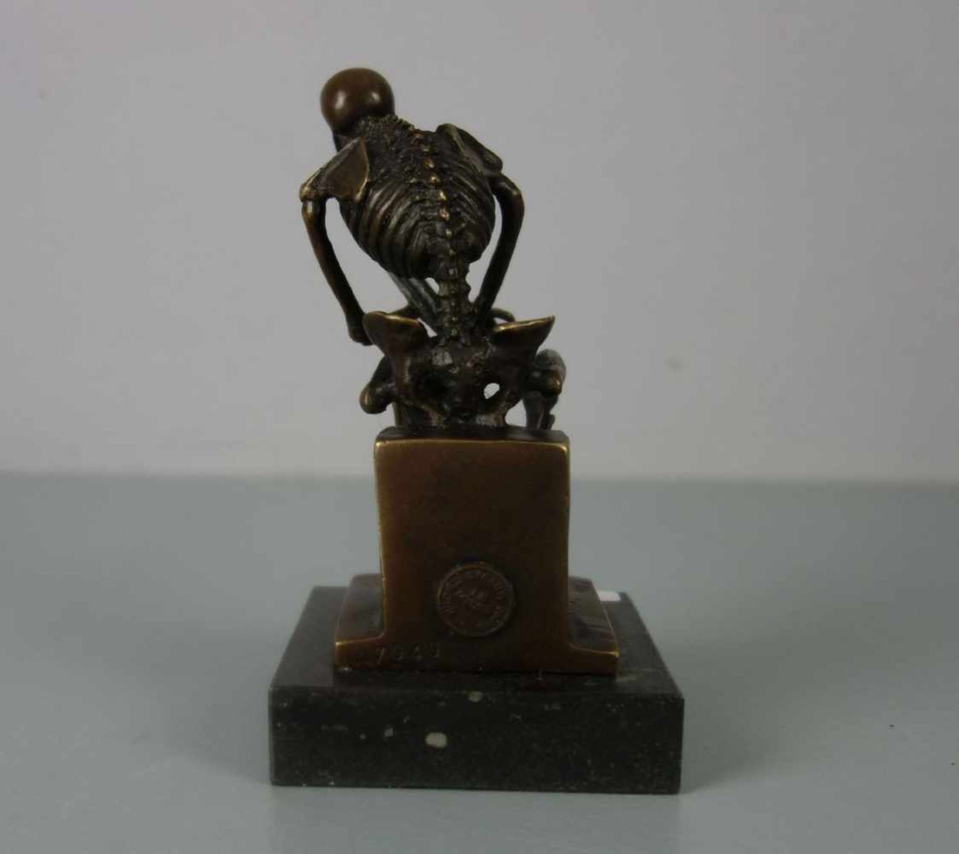 SKULPTUR / sculpture: "Der Denker als Skelett", Bronze, hellbraun patiniert, revers mit - Image 4 of 5