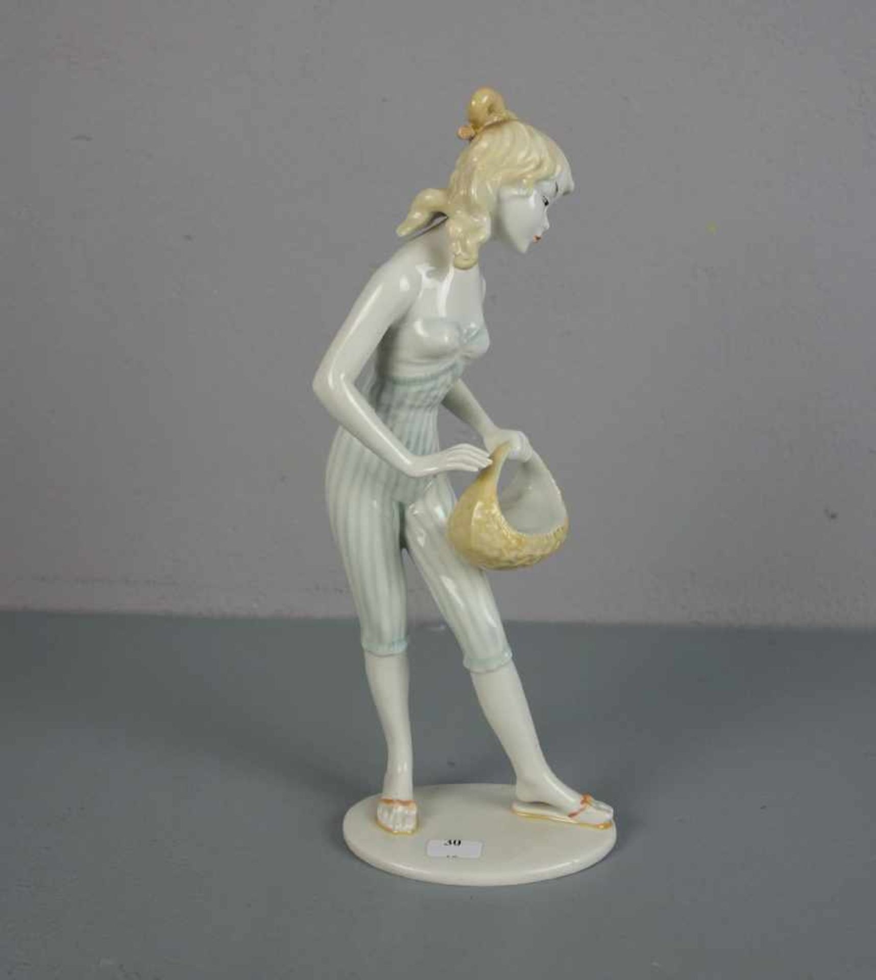 PORZELLANFIGUR: "Junge Frau mit Korb", Entwurf KURT STEINER, Manufaktur Unterweissbach, Thüringen.