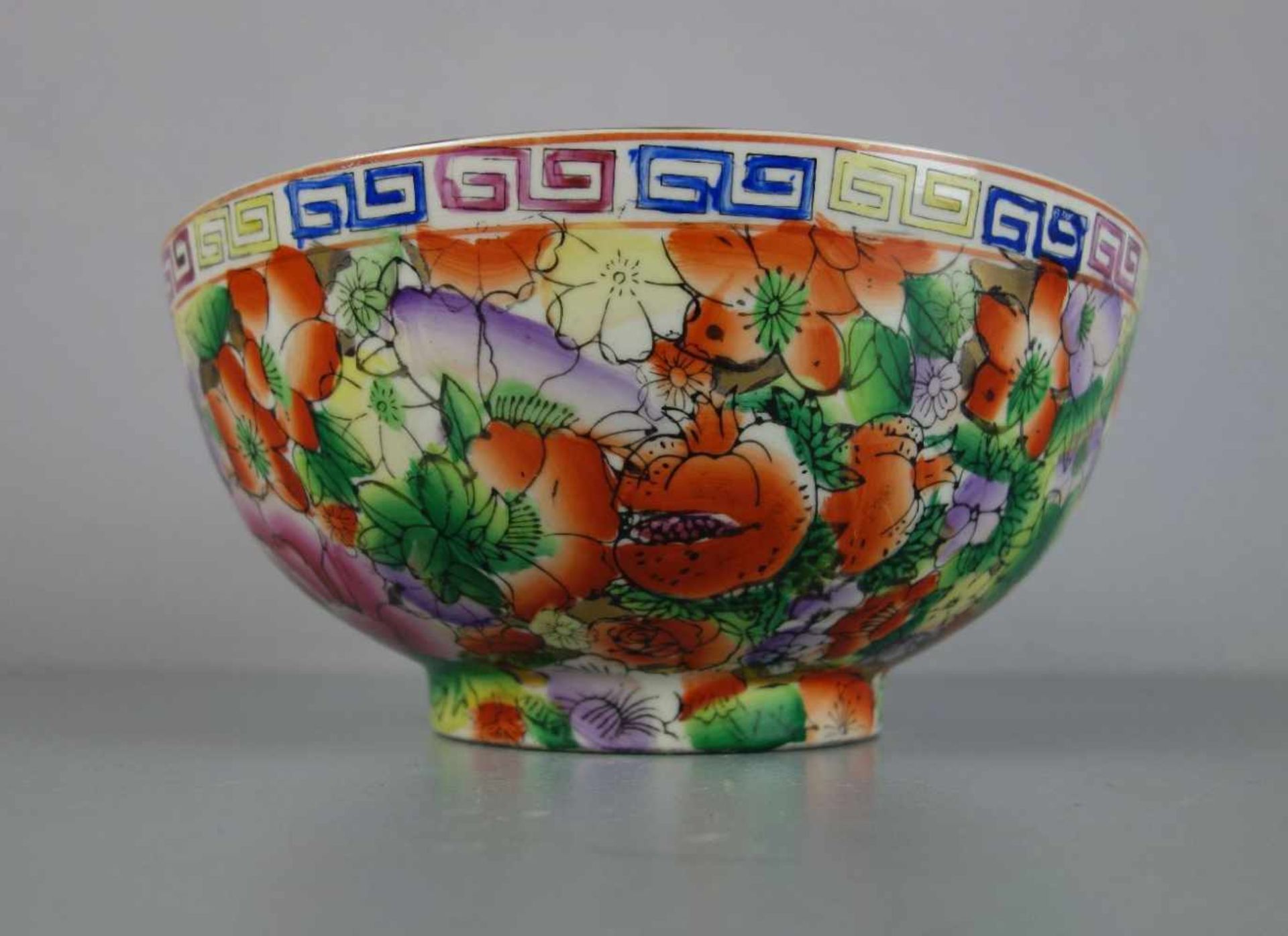 CHINESISCHE SCHALE / chinese bowl, Porzellan, ungemarkt. Schwerer Scherben, tief gemuldete Form - Bild 3 aus 5