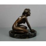 BREKER, ARNO (1900-1991), Skulptur / sculpture: "Kniendes Mädchen", braun patinierte Bronze und