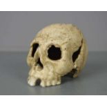 SCHÄDEL / MEMENTO MORI als Kerzenständer / skull, 20. Jh., Eisen, in leichter Stilisierung