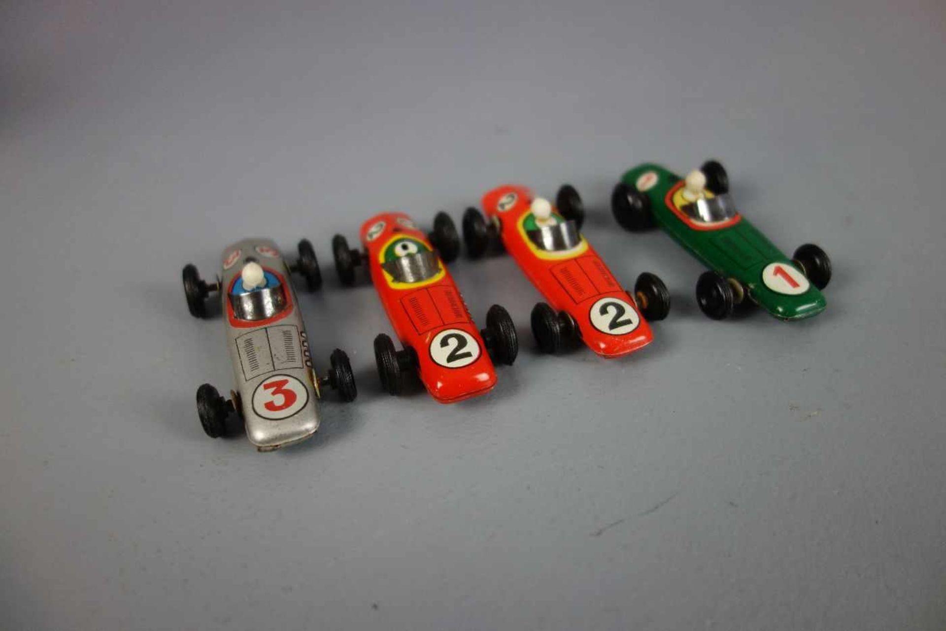 KONVOLUT BLECHSPIELZEUGE / tin toys / FAHRZEUGE / sog. PENNY TOYS: 6 Fahrzeuge, 20. Jh., farbig - Image 4 of 4