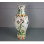 CHINESISCHE VASE MIT PFAUENMOTIV, Porzellan, unter dem Stand gemarkt mit quadratischer Kartusche: "