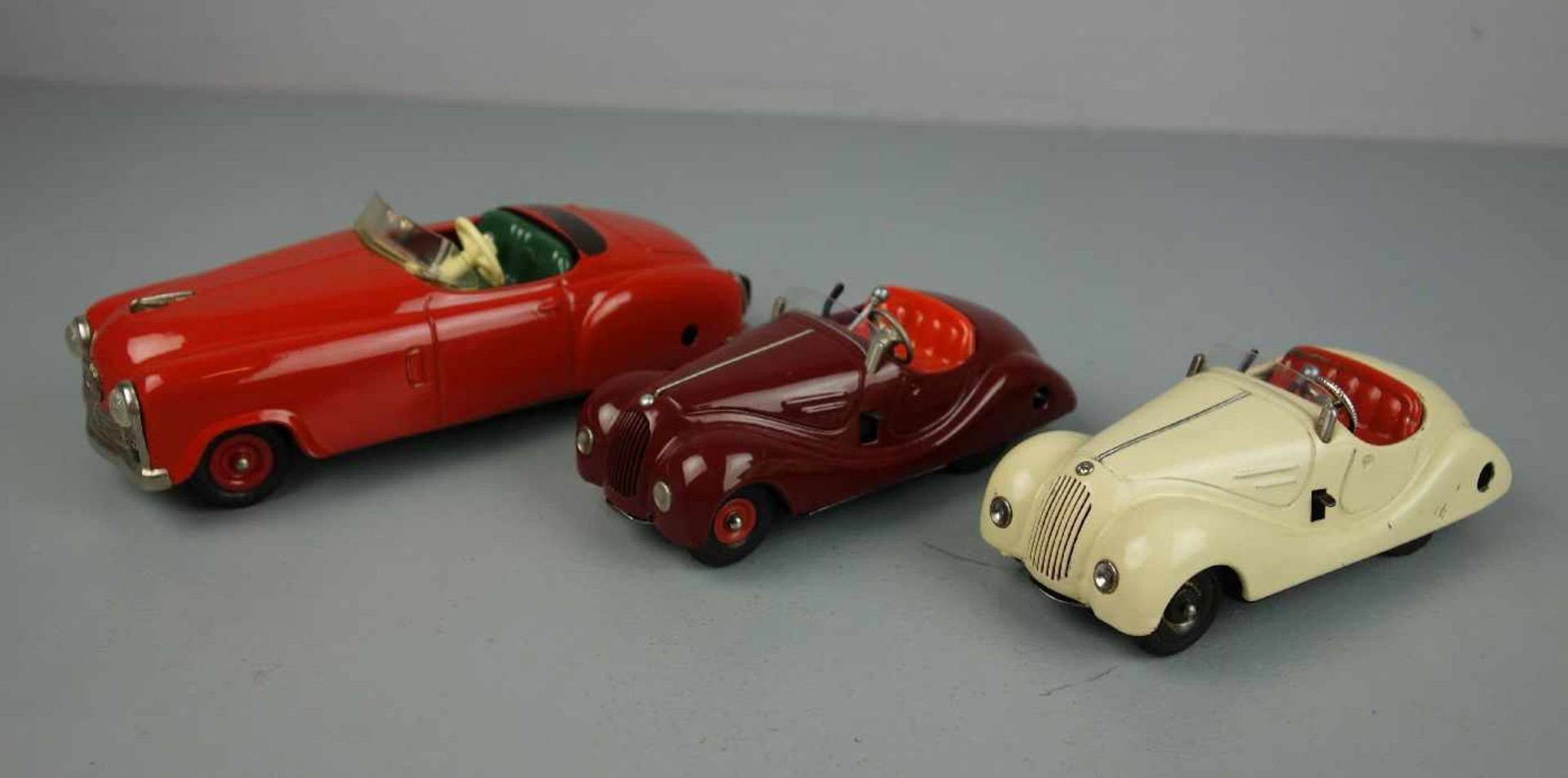 BLECHSPIELZEUGE / FAHRZEUGE: 3 Examico Autos / tin toy cars, Mitte 20. Jh., Manufaktur Schuco /