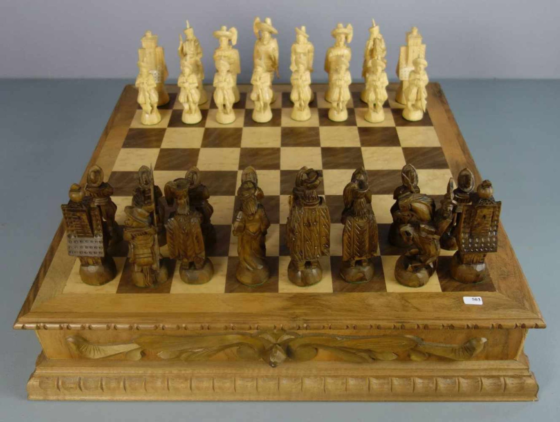 SCHACHSPIEL / chess game, Holz, geschnitzt, 2. Hälfte 20. Jh.; Spielfeld aus Nussbaum und