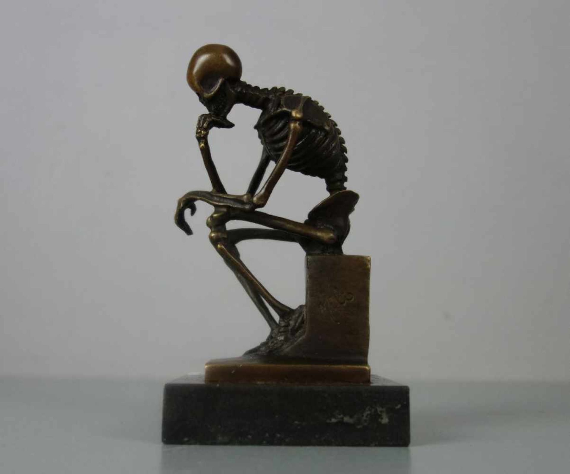 SKULPTUR / sculpture: "Der Denker als Skelett", Bronze, hellbraun patiniert, revers mit - Image 3 of 5