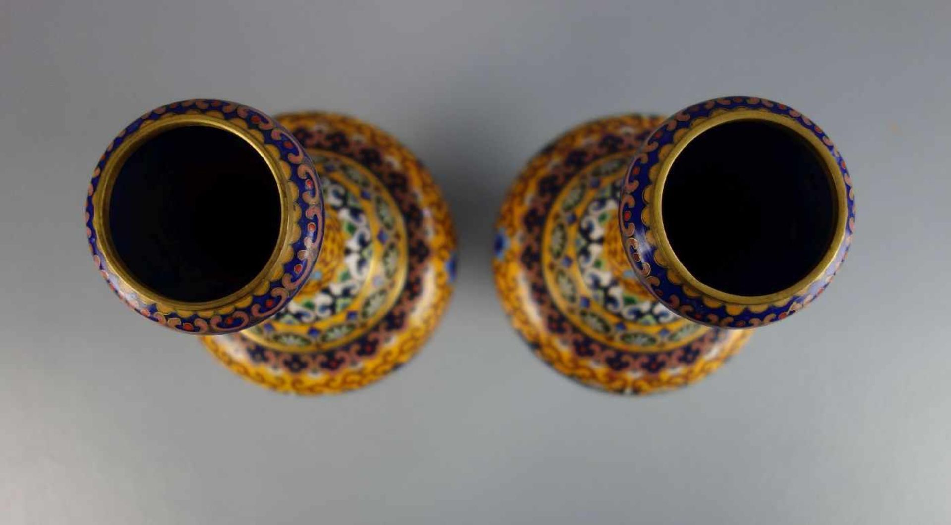 PAAR CLOISSONNÉ - VASEN / pair of vases, Balusterform mit chinoisem Dekor. Rundstand, eingezogene - Bild 3 aus 5
