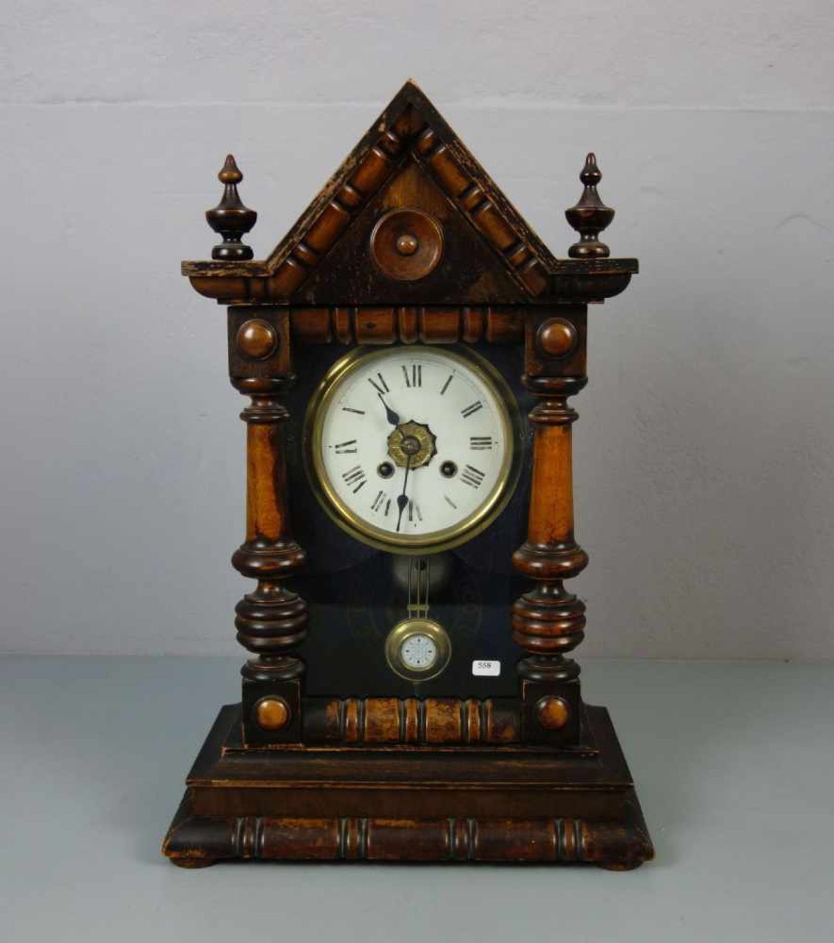 TISCHUHR / table clock, wohl USA, um 1900, architektonischer Holzkorpus mit Dreiecksgiebel und