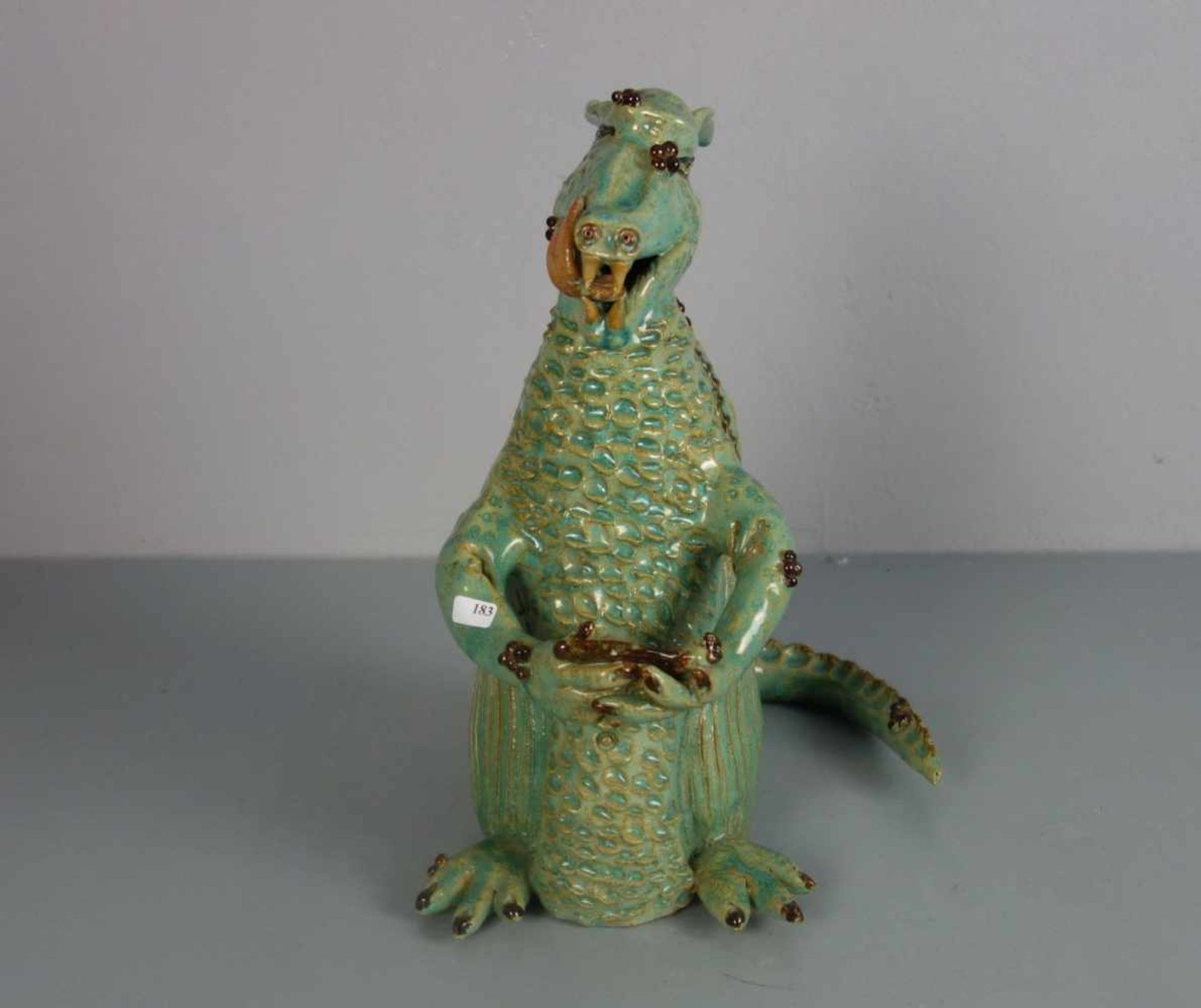 KERAMIK - SKULPTUR: "Drache" / ceramics: "dragon", Keramik, heller Scherben, grün, braun und rot