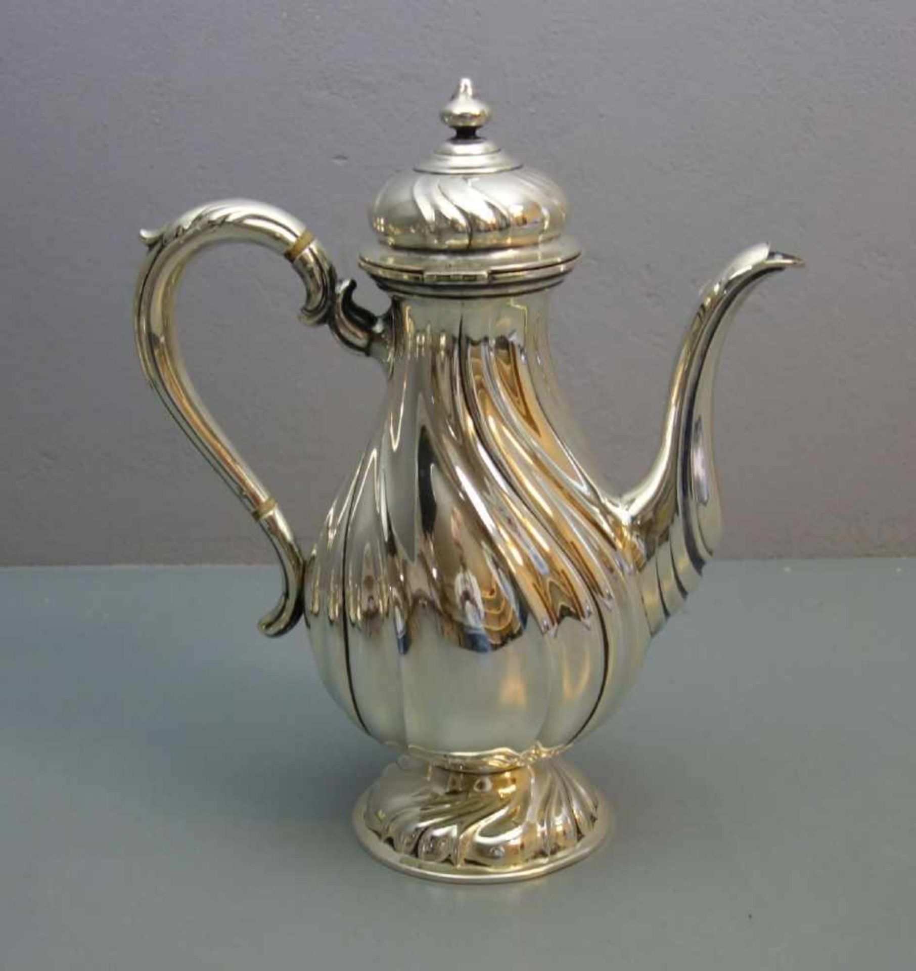 SILBER-KAFFEEKANNE / coffee pot, 20. Jh., 830er Silber (677 Gramm), Manufaktur Wilkens & Söhne / - Image 3 of 4