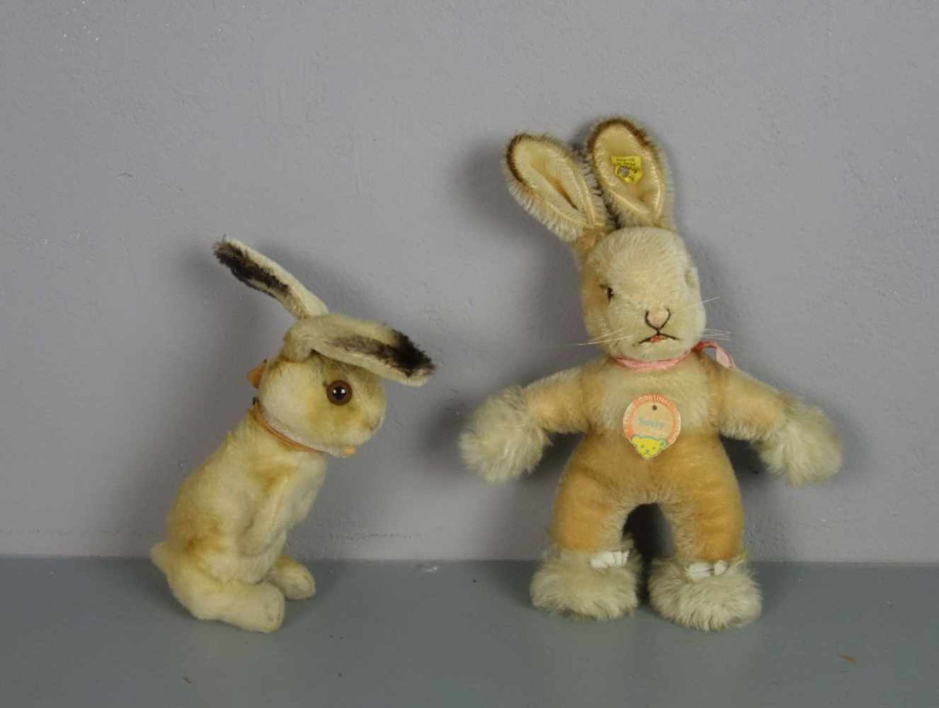 PLÜSCHTIERE / PLÜSCHFIGUREN: 2 Steiff Hasen / two fluffy toy rabbits, 20. Jh., Manufaktur Steiff,