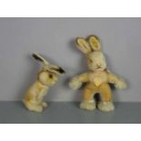 PLÜSCHTIERE / PLÜSCHFIGUREN: 2 Steiff Hasen / two fluffy toy rabbits, 20. Jh., Manufaktur Steiff,