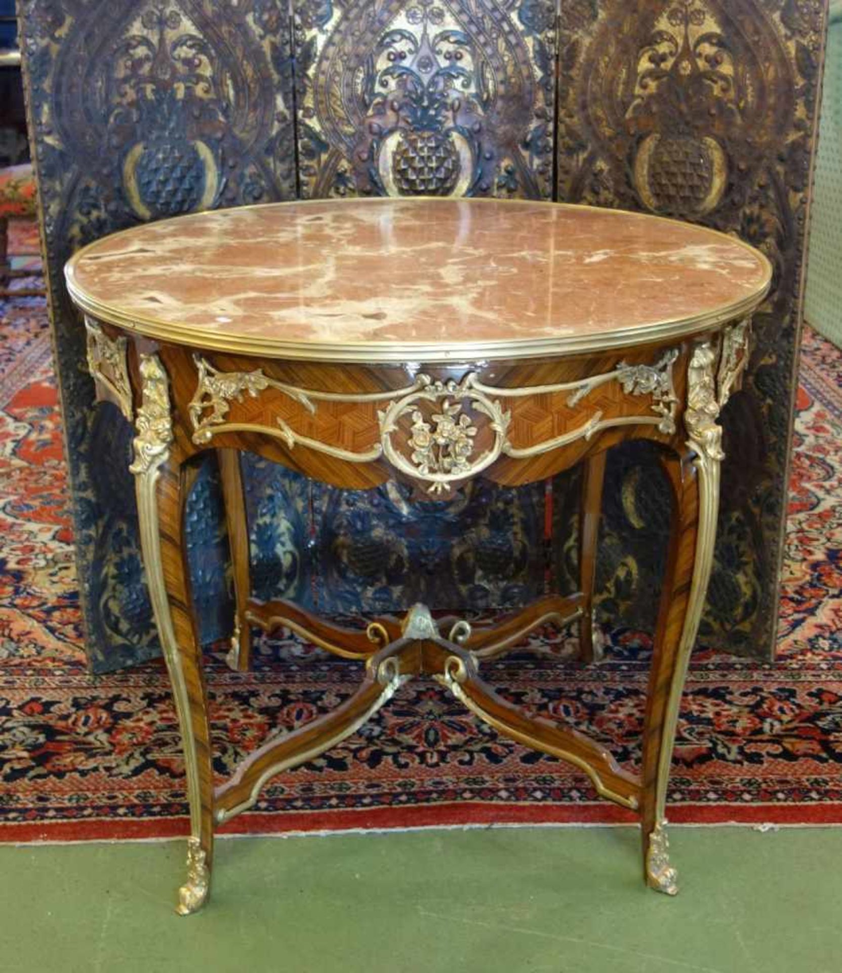 TISCH / SALONTISCH IM LOUIS XVI - STIL / table. Runder und teils gewürfelt furnierter Zargenrahmen