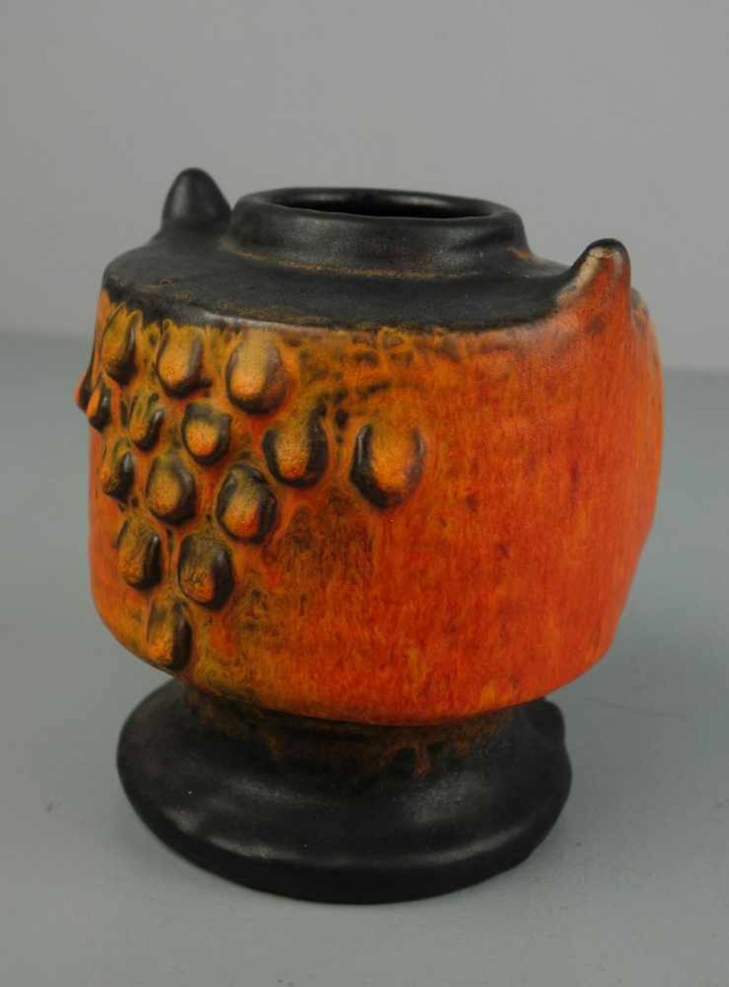 KÜNSTLERKERAMIK: EULEN-VASE / pottery owl vase, Mitte 20. Jh., dunkelblau und orange glasiert, unter - Image 4 of 5