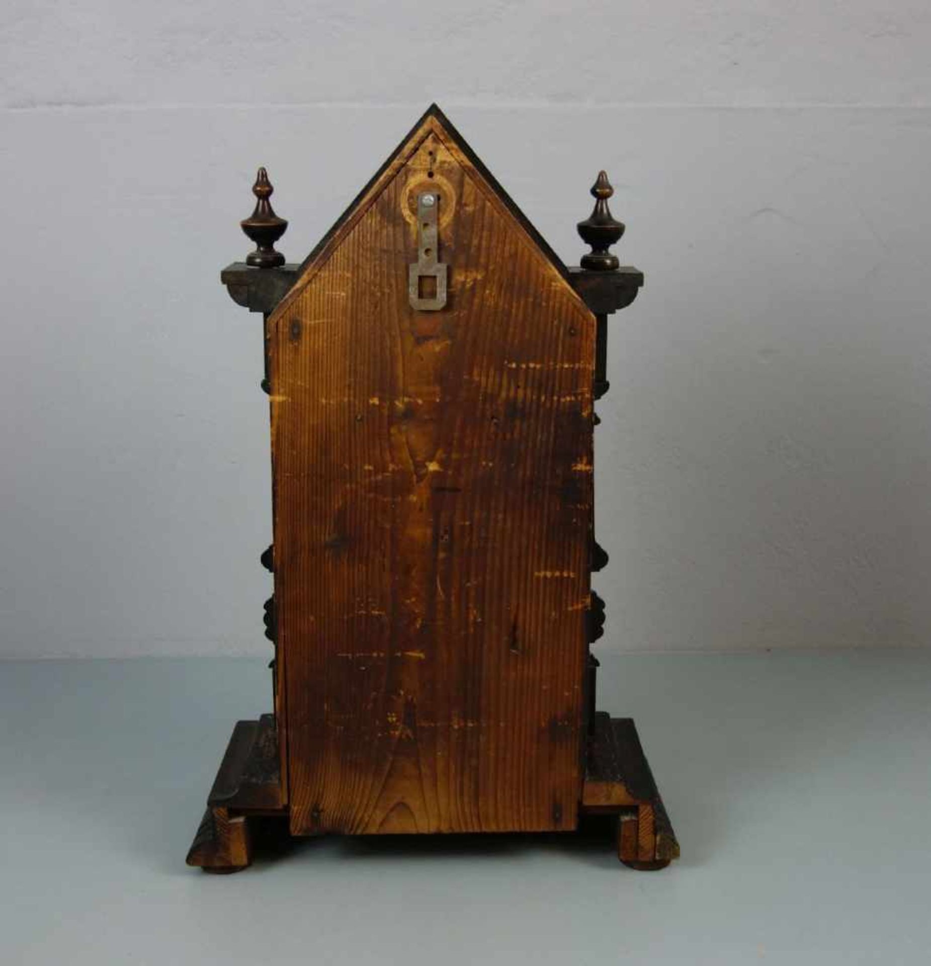 TISCHUHR / table clock, wohl USA, um 1900, architektonischer Holzkorpus mit Dreiecksgiebel und - Image 3 of 6