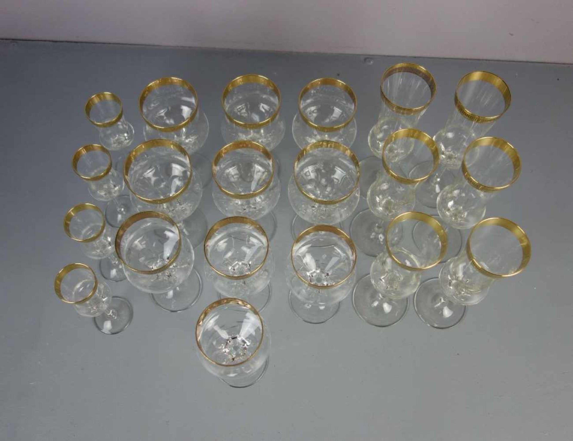 TRINKGLASGARNITUR / GLASSERIE / set of 20 glasses, Mitte 20 Jh.; aufgewölbter Rundstand, unterhalb - Bild 3 aus 4