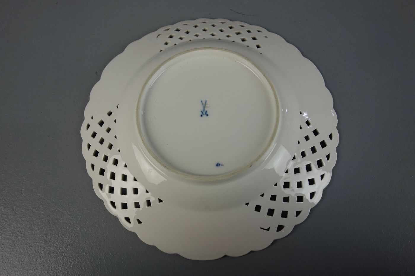 DURCHBRUCHTELLER / porcelain plate, Porzellan, Manufaktur Meissen, unterglasurblaue - Image 2 of 2