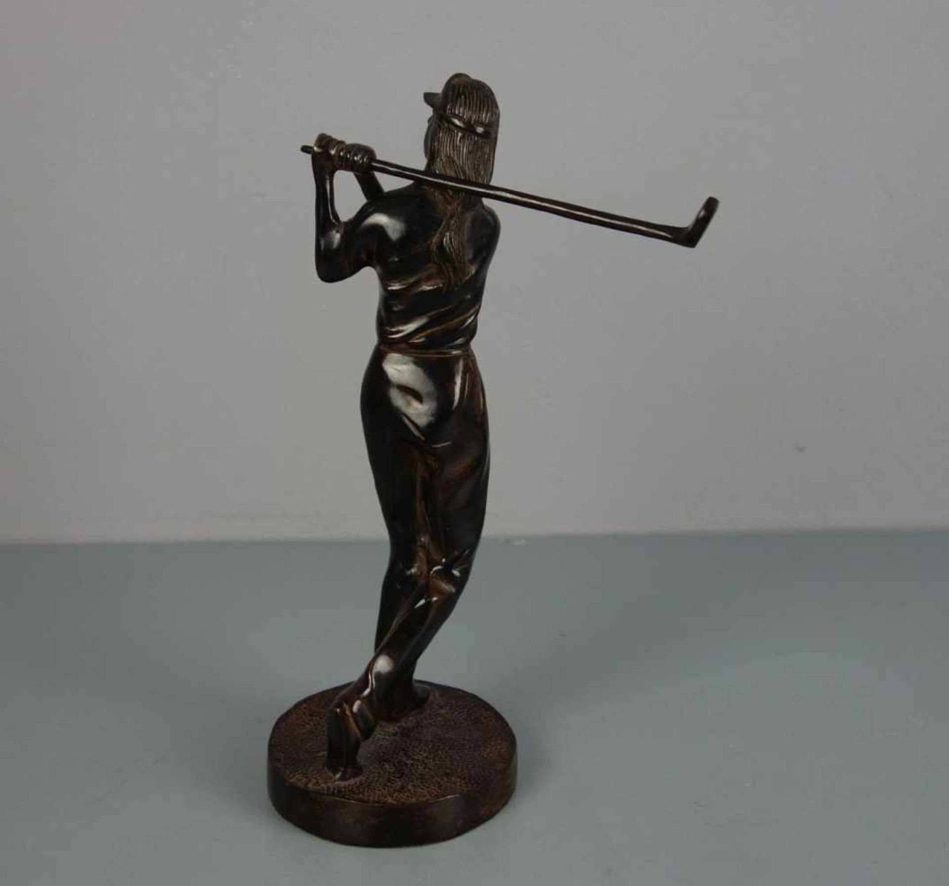 SKULPTUR / sculpture: "Golfspielerin", Bronze, dunkelbraun patiniert mit hellbraunen - Image 3 of 4
